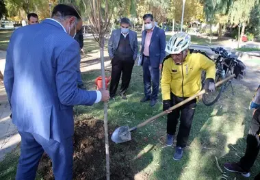 جهانگرد دوچرخه‌سوار درقم نهال کاشت