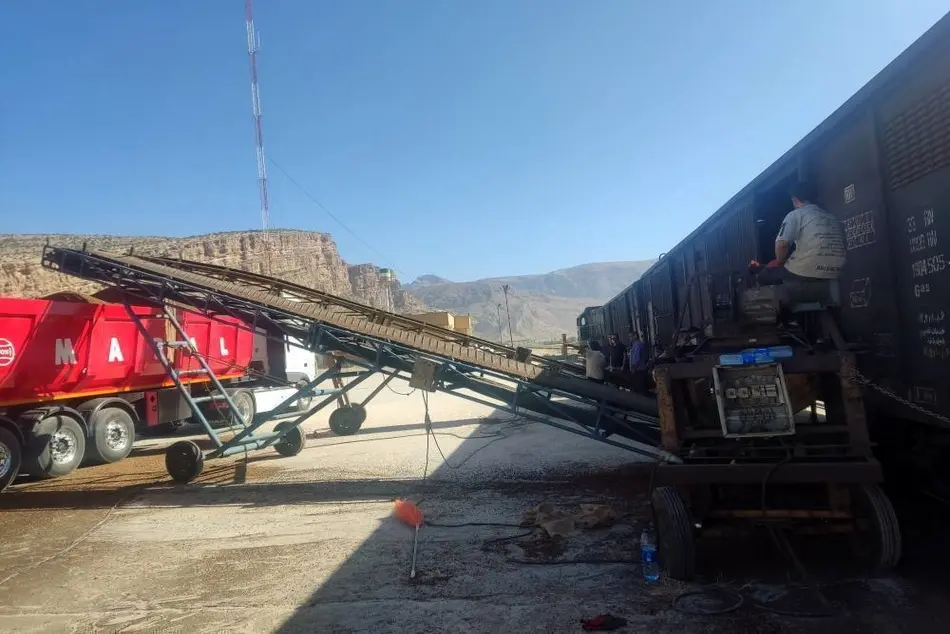 رشد ۳۵ درصدی بارگیری در راه آهن فارس
