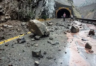  پلیس‌راه در خصوص آب‌گرفتگی و ریزش کوه در جاده‌ها هشدار داد