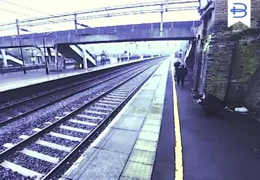 فیلم | دختر باهوش منجی مرد از مرگ حتمی زیر قطار شد