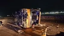 فیلم و تصاویر حادثه دلخراش واژگونی اتوبوس در کرمان/ افزایش تعداد کشته شدگان به ۱۳ نفر