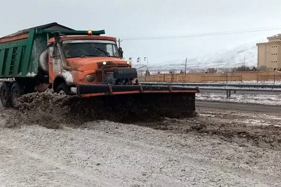 اقدام به موقع راهداران راه و شهرسازی شرق استان سمنان به منظور انجام عملیات برف روبی