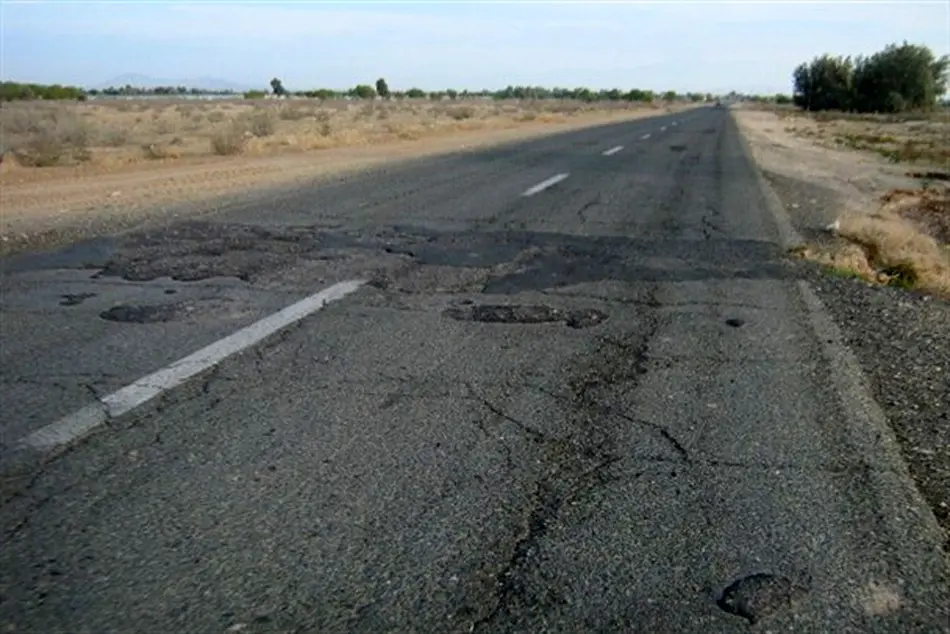 جاده ای که در پیچ و خم شهری یا روستایی بودن گیر کرده