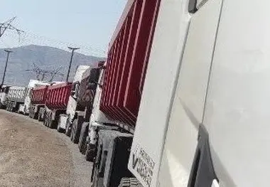 صف کیلومتری رانندگان و کامیونداران در گرمای طاقت فرسای هرمزگان+ عکس