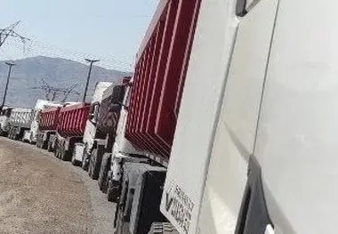 صف کیلومتری رانندگان و کامیونداران در گرمای طاقت فرسای هرمزگان+ عکس