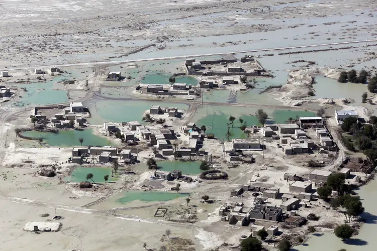 نجات هشت شهروند گرفتار سیلاب شمال سیستان و بلوچستان 
