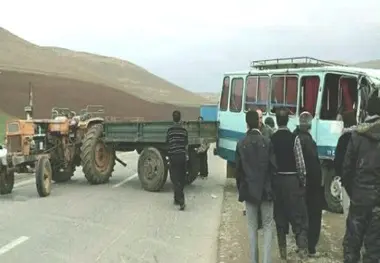 رعب و وحشت خودروهای عبوری از تردد ماشین آلات کشاورزی در جاده ها