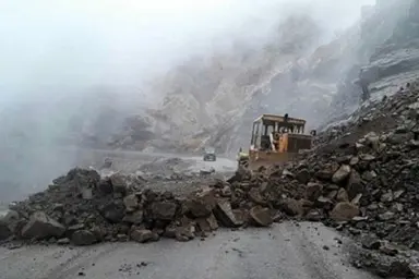 ریزش کوه محور ایلام - مهران را مسدود کرد