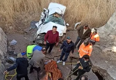 نجات مصدومان حادثه سقوط خودرو به دره با استفاده از پهپاد+ فیلم
