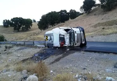 کامیون حامل گازوئیل در جاده کرج واژگون شد