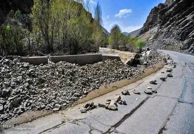 ریزش کوه محور ریز - دوراهک در استان بوشهر را مسدود کرد