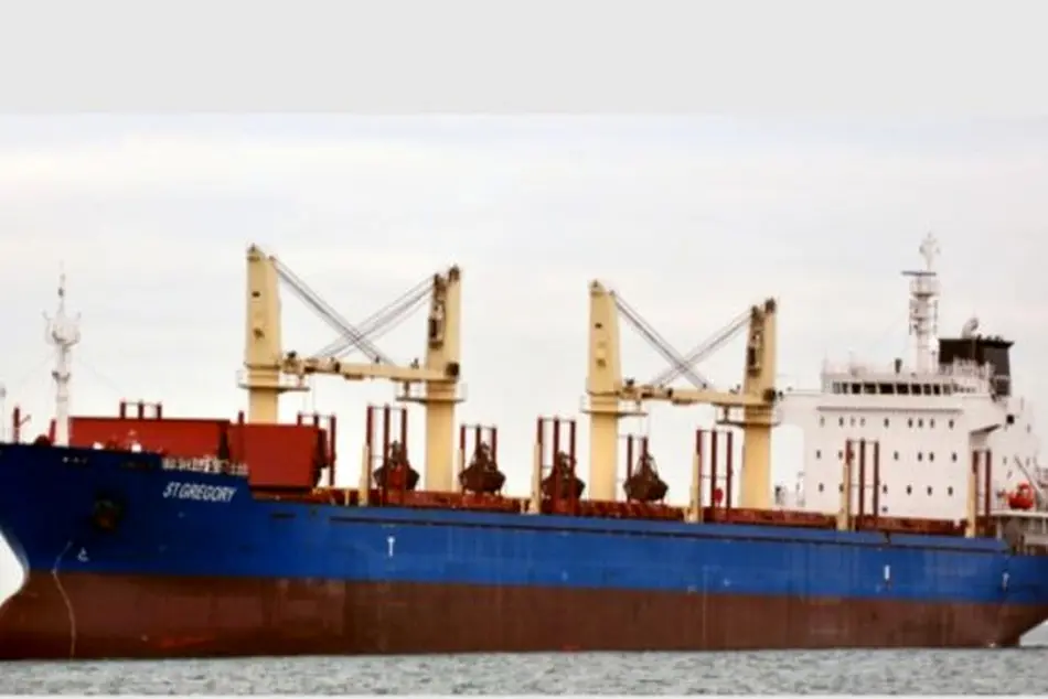 Bulk carrier runs aground off Greece