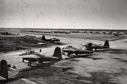 عکس| مونتاژ هواپیمای P-40 Warhawk در پایگاه هوایی آبادان