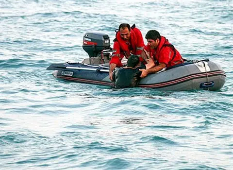 نجات یک ماهیگیر در آب های جزیره کیش