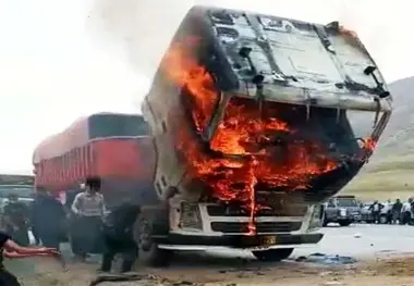آتش سوزی در کامیون حامل علوفه خشک