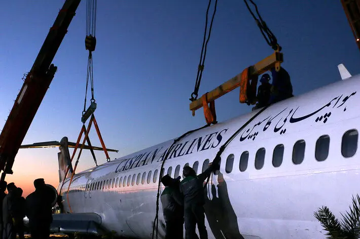 انتقال هواپیمای سانحه دیده ماهشهر توسط یک کشنده+فیلم