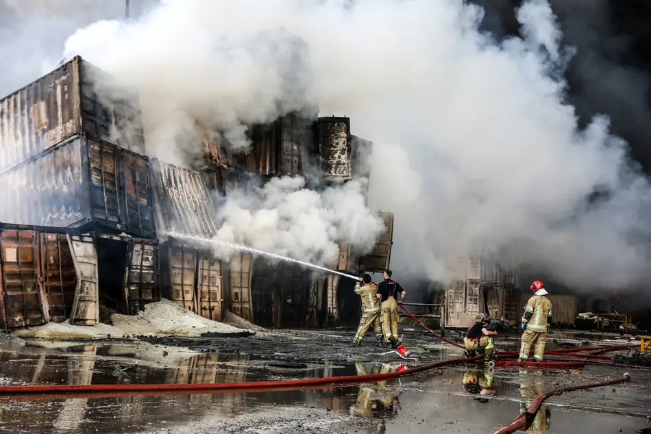 پایان عملیات ملی اطفای حریق اسکله شهید رجایی اعلام شد
