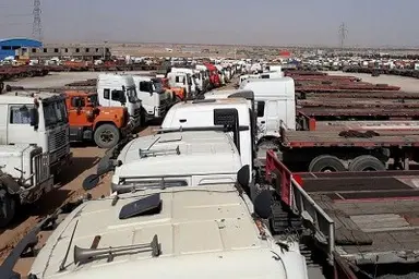 ناترازی عرضه و تقاضای حمل و نقل کالا در بنادر ایران؛ زمان توقف کامیون ها برای بارگیری از بنادر به 40 روز می رسد؟