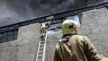 فیلم | آتش‌ سوزی  مهیب در خیابان گمرک و تخلیه منازل اطراف
