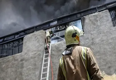 فیلم | آتش‌ سوزی  مهیب در خیابان گمرک و تخلیه منازل اطراف