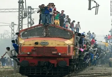 فیلم | حضور پلیس هند در ایستگاه راه آهن