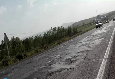 یک راننده ناوگان عمومی: جاده همدان به کرمانشاه غیر قابل تردد شده است