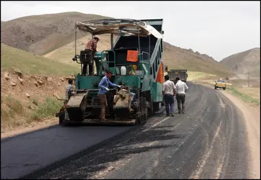 آغاز آسفالت راه روستایی در شهرستان سنندج