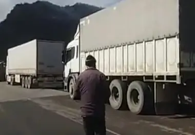 صف طولانی کامیون‌های ایرانی در ارمنستان برای انجام تست کرونا