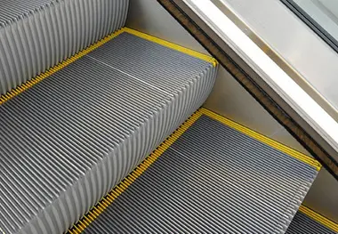 مصدومیت ۴ نفر درپی سقوط از پله برقی در ایستگاه مترو امام خمینی (ره)