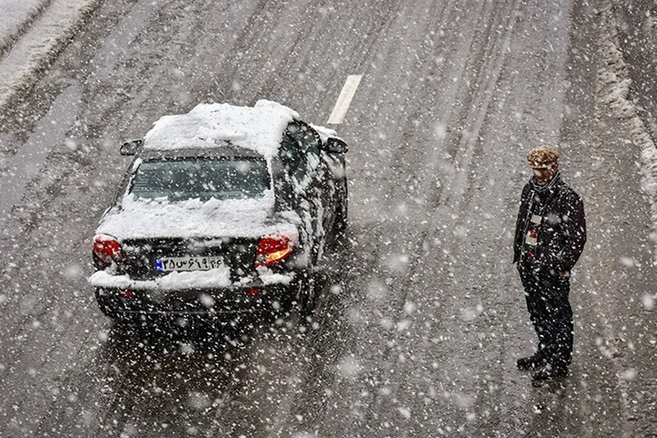 برف و باران در محورهای ١٣ استان