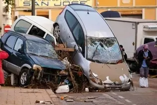 به گل نشستن صدها خودرو در بزرگراه والنسیای اسپانیا