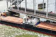 فیلم | برخورد یک کشتی باری با پل راه آهن روستوف