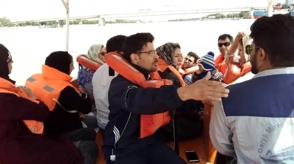 نجات جان ۱۰سرنشین قایق تفریحی از خطر غرق شدگی در کارون توسط تیم امداد ‌و نجات بندر خرمشهر 