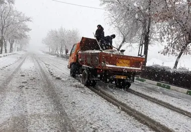 ۳۸ گروه راهداری در گردنه‌ های برفگیر لرستان مستقر شدند