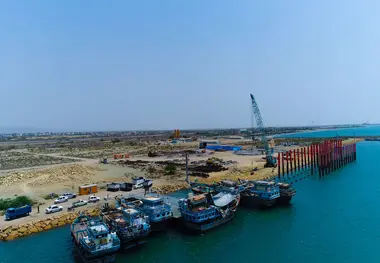 پهلودهی و خروج موفق شناور ۷۰۰۰ تنی در بندر سیریک برای نخستین بار
