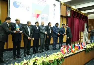 نشان زرین سیزدهمین نمایشگاه بین‌المللی صنعت آب و تأسیسات آب و فاضلاب ایران به شرکت فراب اهدا شد 
