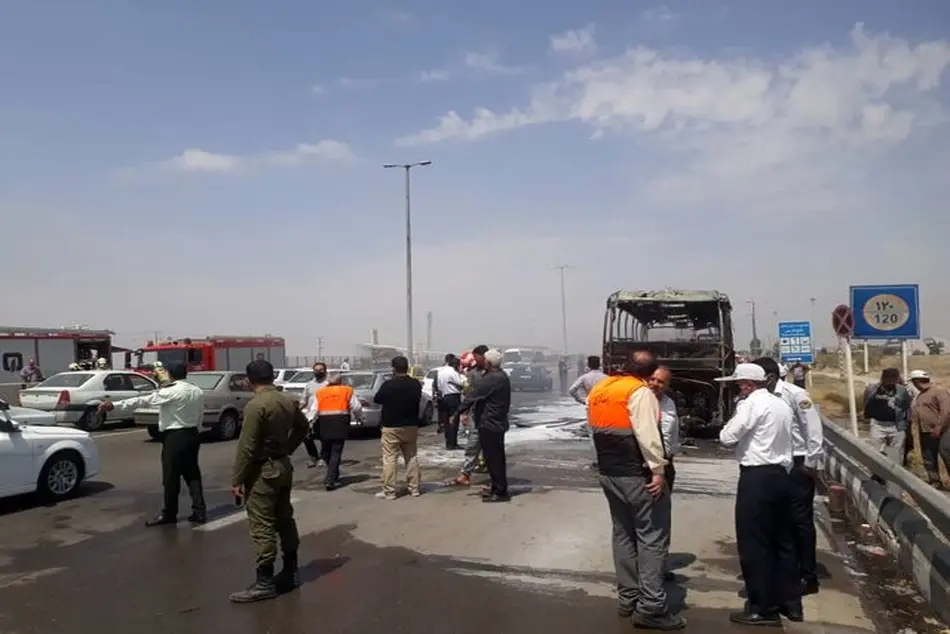 آتش گرفتن اتوبوس مسافربری در اتوبان قم - تهران