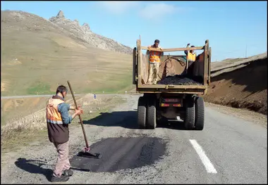 لکه گیری جاده قلعه رئیسی -دهدشت به طول 8هزارمتر در حال اجراست