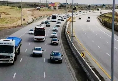 ثبت بیش از ۱۳۵ میلیون و ۹۹۰ هزار تردد خودرو در محورهای آذربایجان شرقی 