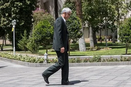 لاریجانی قولی برای ادامه کار شهردار فعلی تهران نداده است