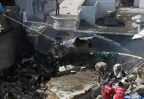 تصاویر| سقوط هواپیمای مسافربری پاکستان