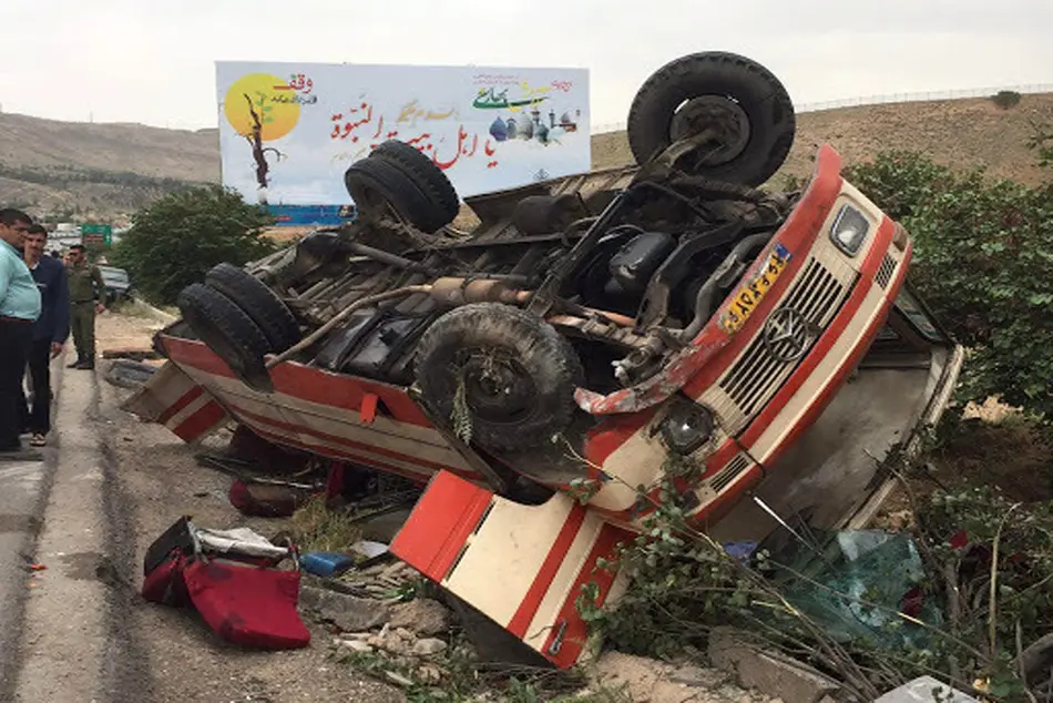 بر اثر واژگونی مینی بوس 10 نفر زخمی شدند