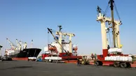 پهلودهی یک فروند کشتی کالای اساسی در بندر شهید رجایی