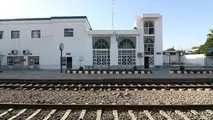 فیلم| فرار از مرگ دختر قائمشهری تنها چند ثانیه قبل از برخورد با قطار
