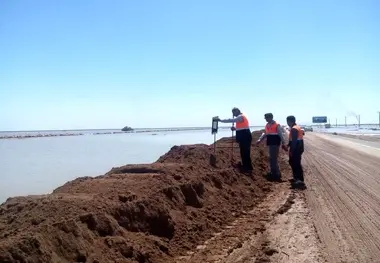 ایجاد سیل بند خاکی برای جلوگیری از ورد آب به جاده