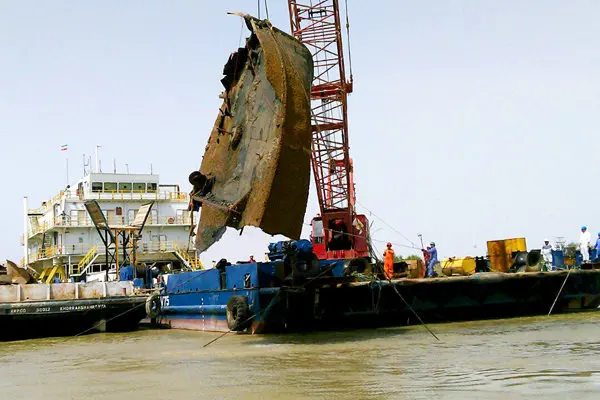 خارج سازی 31 فروند شناور مغروق از آب‌های بندر گناوه در استان بوشهر