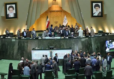  استیضاح وزیر اقتصاد/ خادمی: چرا گمرک پرویزخان بعد از افشای قاچاق 15 هزار میلیاردی آتش گرفت؟