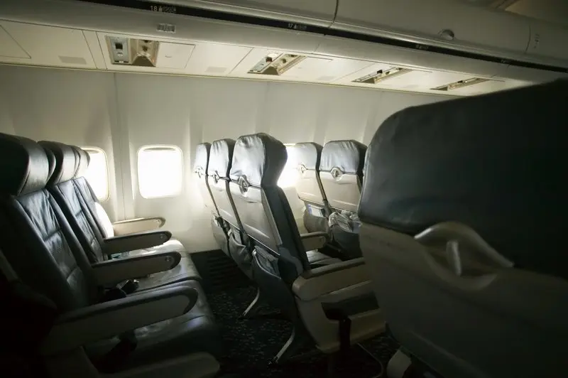 چرا صندلی‌های هواپیما با پنجره ها تنظیم نیستند؟ 
