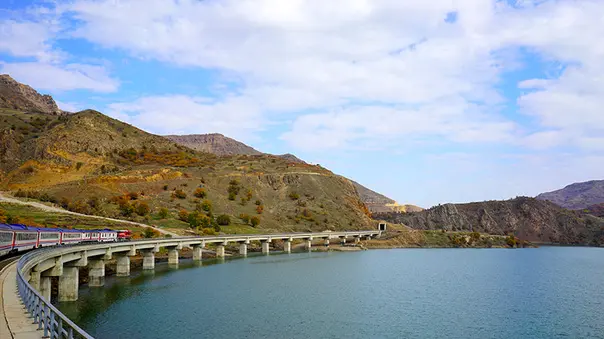 عبور قطار مسافری ساری مشهد از روی پل کلانتری (دوآب)
