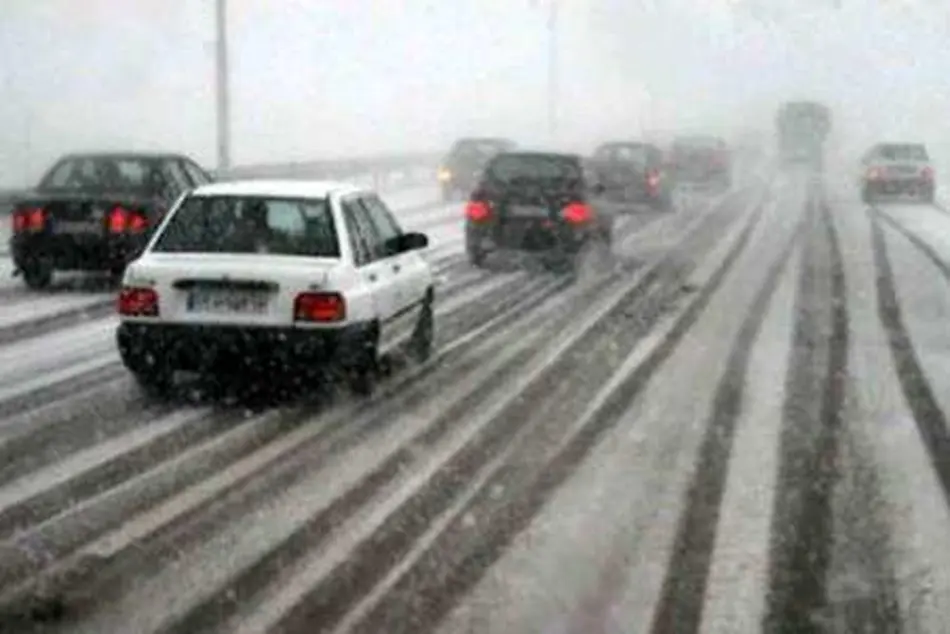 تردد خودرو در چهار گردنه استان زنجان با زنجیرچرخ انجام می شود